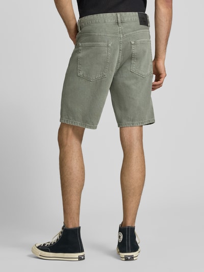 Männermodel trägt Regular Fit Jeansshorts aus reiner Baumwolle Modell 'EDGE' von Only & Sons in Denim-Optik, Ganzkörperansicht Rückansicht.