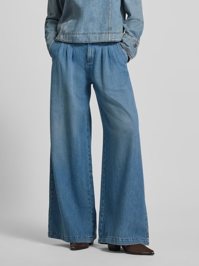 Kobiece modelka nosi jeansy Wide Leg Jeans mit Falten Modell 'TOBY' od Bash z czystej bawełny, wpuszczane kieszenie, niebieskie, szerokość w rozmiarze 36: 37 cm, długość wewnętrzna nogawki: 82 cm, całkowity widok z przodu.
