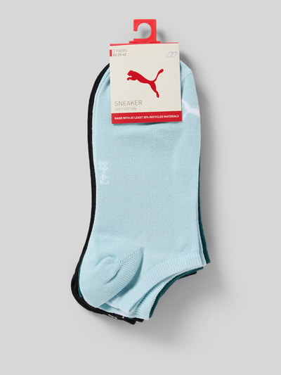 Produktfoto, Sneakersocken mit Logo im 3er-Pack von PUMA im Baumwoll-Mix, körpernahe Passform, hellblau und schwarz auf grauem Hintergrund