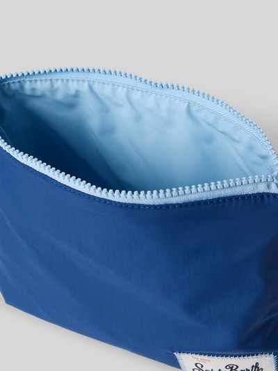 Produktfoto, Tasche mit Logo-Detail Modell 'Parwasy' von MC2 Saint Barth in Blau mit Hauptfach, Reißverschluss, Schlaufe, 25x20x1 cm, Schulterriemen 14 cm, glatte Struktur, dezenter Marken-Schriftzug.