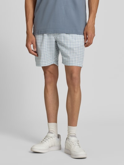 Männermodel trägt Shorts mit elastischem Bund Modell 'SLADE' von Redefined Rebel aus Reine Baumwolle in Regular-Fit mit Kordelzug, Ganzkörperansicht von vorne.