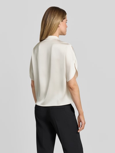 Vrouwenmodel draagt Regular Fit blouse uit satijn met V-hals model 'Anelle' van Neo Noir, dames blouse, ruglengte maat 36: 57 cm, 1/2-mouwen, satijnlook, rugaanzicht