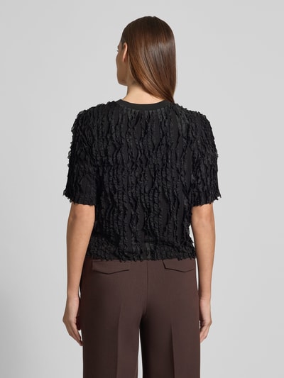 Vrouwenmodel draagt T-shirt met Rüschenbesatz van Jake*s Collection, zwart, materiaalmix met stretch, recht model, halve mouwen, ruglengte maat S 50 cm, geheelbeeld achteraan.