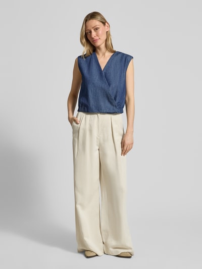 Frauenmodel trägt Weste mit V-Ausschnitt Modell 'Wiona' von OPUS aus Reine Baumwolle im Cropped-Look, blaue Farbe, Ganzkörperansicht von vorne.