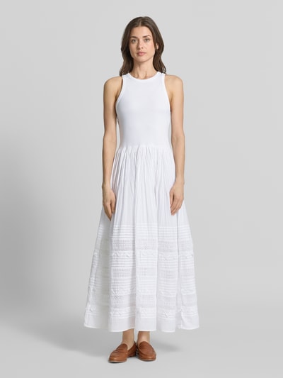 Modelka kobieca nosi Fit and Flare Sommerkleid aus Baumwoll-Mix od Polo Ralph Lauren, biała jednolita bawełniana maxi z ażurowymi detalami i plisami, widok całej sylwetki z przodu.