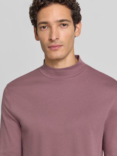 Männermodel trägt Regular Fit Longsleeve aus reiner Baumwolle mit Stehkragen von Christian Berg Men in Altrosa, Nahaufnahme Oberkörper.