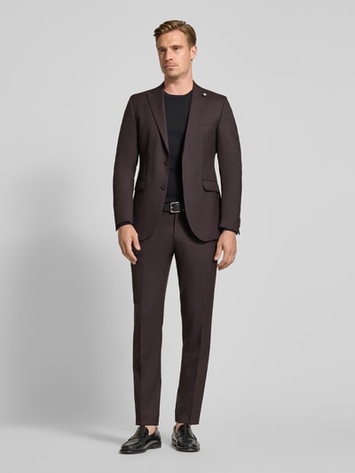 Männermodel trägt bordeaux straight fit pantalon van zuivere scheerwol Model 'Paco' van CG – CLUB of GENTS, bandplooien, zij- en achterzakken, knoop- en ritssluiting, bandwijdte maat 50: 44 cm, binnenbeenlengte maat 50: 80 cm, ganzekörperaanzicht van voren