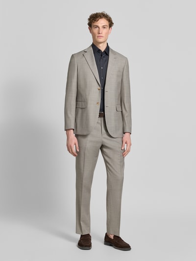 Männermodel trägt Slim Fit Business-Hemd mit Kentkragen van Jake*s, donkerblauw, elastische materiaalmix, knoopsluiting, met korte mouwen, ganzkörperansicht van voren
