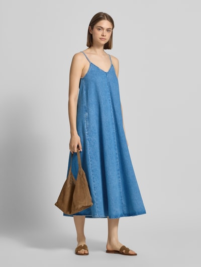 Frauenmodel trägt Relaxed Fit Jeanskleid aus reiner Baumwolle von Marc O'Polo Denim in Denim-Optik, Midi-Länge, V-Ausschnitt, Spaghettiträger, Ganzkörperansicht von vorne.