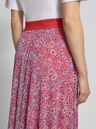 Kobiece model prezentuje Midirock mit elastischem Bund od Smith and Soul, różowy materiał z motywem paisley, Szerokość w rozmiarze S 35 cm, długość 85 cm, widok z tyłu, detal pasa