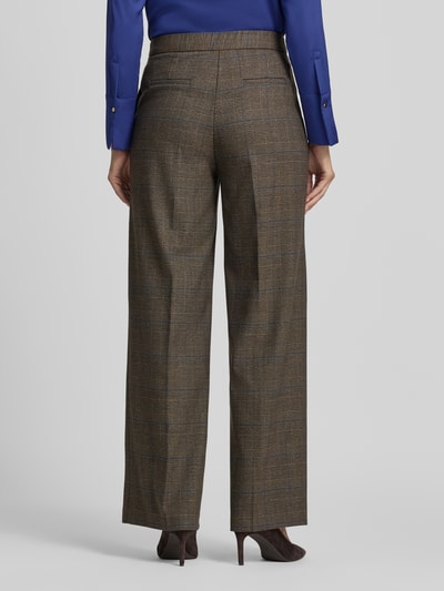 Frauenmodel trägt Stoffhose mit Bügelfalte und Kordelzug von MORE & MORE, braune Karomuster, Wide Fit, Material-Mix, Ganzkörperansicht Rückansicht.