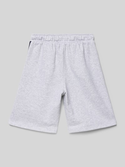 Produktfoto, Relaxed Fit Sweatshorts aus Baumwoll-Mix Modell 'VARSITY' von Calvin Klein Jeans in Hellgrau, unifarben, elastischer Bund, seitliche Taschen, Sweat-Material