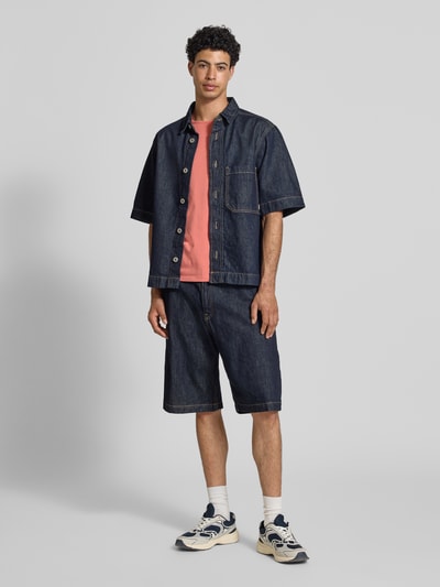 Männermodel trägt Slim Fit T-Shirt aus Baumwoll-Mix Modell 'ORIGINAL BASIC 3N' von Pepe Jeans in Unifarbe, Ganzkörperansicht von vorne.