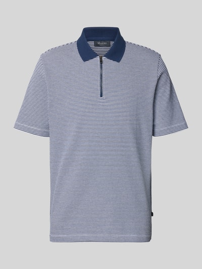 Produktfoto, Regular Fit Poloshirt mit Reißverschluss von MAERZ Muenchen aus Two-Tone-Machart mit Strukturmuster in Blau und Weiß, Rückenlänge 74 cm bei Größe 50.