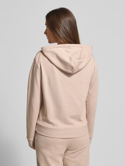 Vrouwenmodel draagt Regular Fit Hoodie uit lyocellmix van BOSS, look: effen, pasvorm: regular fit, labelprint, lange mouw, capuchon met tunnelkoord. Ganzkörperansicht achterkant.