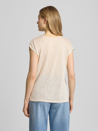 Modelka kobieca nosi T-Shirt aus Viskose-Mix Modell 'Sa44ylor' od ZABAIONE, jasny kolor, krój regular fit, widoczna tekstura materiału, widok całej sylwetki z tyłu, kontekst: damska koszulka, dekolt w szpic, krótkie rękawy, długość pleców w rozmiarze S: 59 cm.