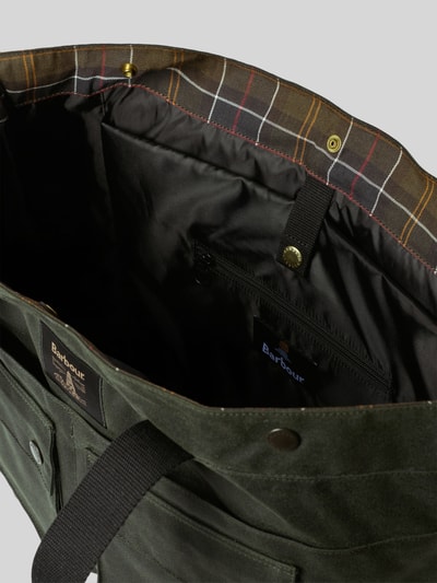 Produktfoto, Henkeltasche mit Label-Patch Modell 'FIELD WAX' von Barbour, grüne Oberfläche, dunkles Innenfutter mit Karomuster, Herren Henkeltasche von Barbour