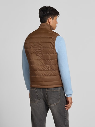 Männermodel trägt bruine bodywarmer met opstaande kraag, ritssluiting en ritszakken Model 'KINGSLEY' van JACK & JONES, regular fit, Ruglengte bij maat M 65 cm, Schouderbreedte 42 cm, Borstwijdte 43 cm, Ganzkörperansicht Rückansicht