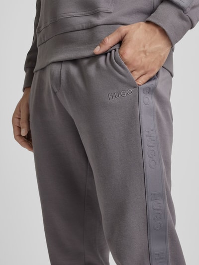 HUGO Tapered fit sweatpants met labelstitching Middengrijs - 3