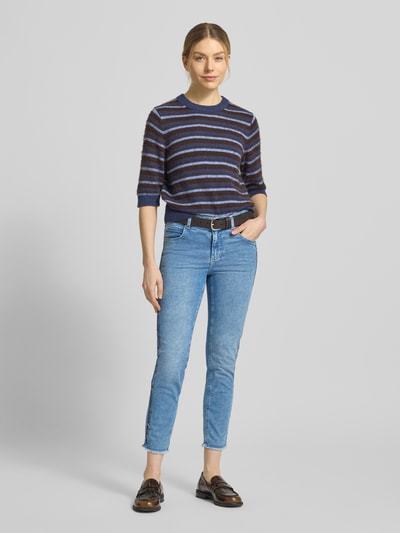 Frauenmodel trägt Slim Fit Jeans aus Baumwoll-Mix Modell 'Ornella' von Angels, 7/8-Länge, Galonstreifen aus Pailletten, Ganzkörperansicht von vorne.