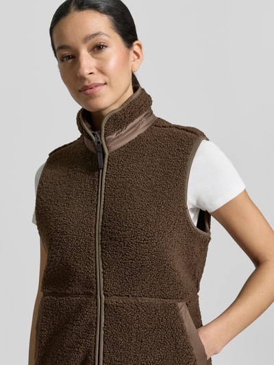Vrouwenmodel draagt Fleeceweste met Stehkragen Modell 'SIV' van Didriksons, bruin, regular fit, fleece, detailopname bovenlichaam.