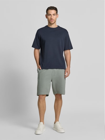 Männermodel trägt Shorts mit Strukturmuster und Tunnelzug von Lerros aus Baumwoll-Mix mit Stretch-Anteil, Regular-Fit, Ganzkörperansicht von vorne.