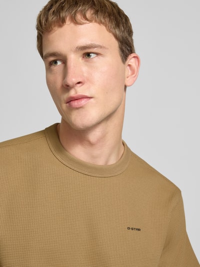 Męski t-shirt Regular Fit T-Shirt mit Strukturmuster von G-Star Raw, krój regular fit, fakturowany wzór, okrągły dekolt, logo, długość tyłu w rozmiarze M: 71 cm, jasnobrązowy, gładka faktura, Nahaufnahme Oberkörper.