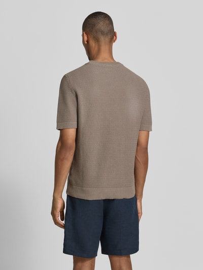 Männermodel trägt Regular Fit T-shirt van puur katoen model 'SAFFON' van HUGO in gebreide look met structuur, labelstitching en ronde hals, korte mouw, geribde mouwboord en rompzoom, materiaalverwerking: knitwear, Ganzkörperansicht Rückansicht.