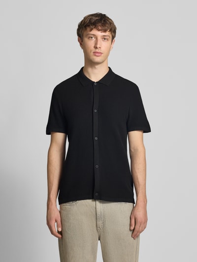 Männermodel trägt Regular Fit Freizeithemd mit Polokragen und Knopfleiste von Jack & Jones, Schwarz, Baumwoll-Mix, Ganzkörperansicht von vorne.