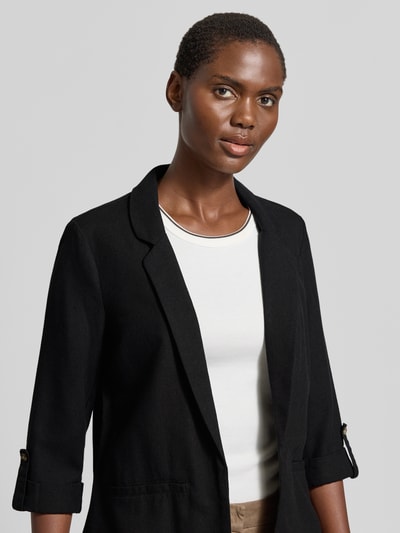 Frauenmodel trägt Loose Fit Kurzblazer aus Viskose-Leinen-Mix Modell 'JESMILO' von Vero Moda, Optik: Unifarben, Flammgarn, Reverskragen, Ärmelform: 3/4-Arm, Ärmelabschluss: fixierter Umschlag, angedeutete Paspeltaschen, Nahaufnahme Oberkörper.