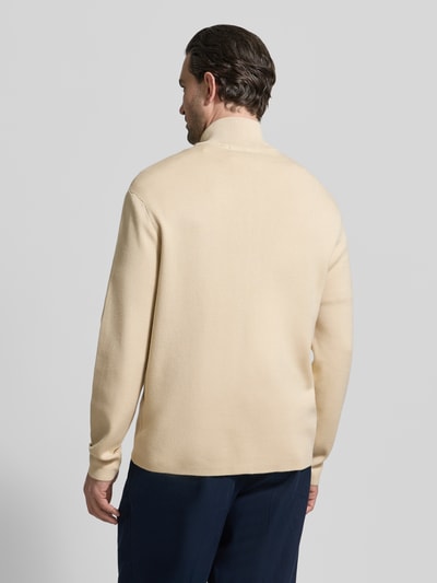 Männermodel trägt Relaxed Fit Strickjacke aus Viskose-Mix Modell 'TELLER' von SELECTED HOMME, unifarben, Rückansicht, Ganzkörperansicht.
