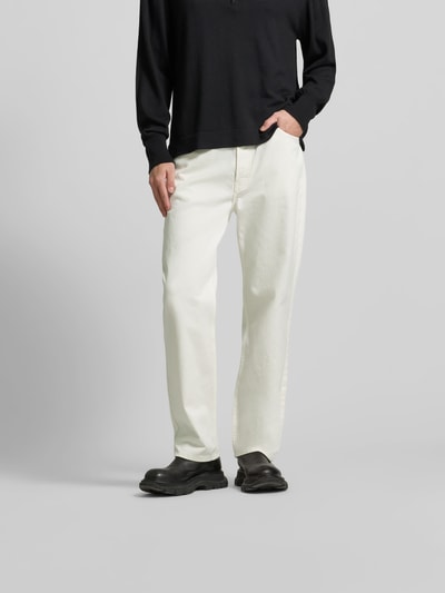 Männermodel trägt Regular Fit Jeans mit Knopfverschluss von Officine Générale in Weiß, Baumwolle, 5-Pocket, Ganzkörperansicht von vorne.