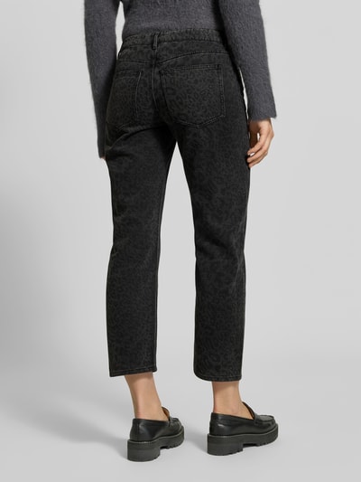 Vrouwenmodel draagt Boot Cut Fit Jeans aus Baumwoll-Mix van Juvia in zwart met animalprint, mix van katoen en viscose, 5-pocketmodel, 7/8-lengte, knoop- en ritssluiting, binnenbeenlengte maat S 64 cm, bandwijdte maat S 41 cm, geheelachteraanzicht.