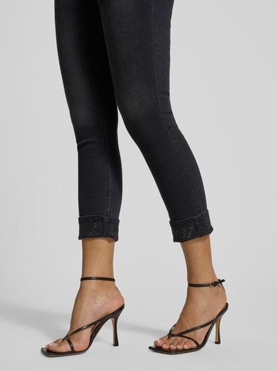 Vrouwenmodel draagt Jeans met Steekzakken Model 'MONROE' van Liu Jo White, mix van katoen en lyocell, skinny fit, detailopname onderbeen.