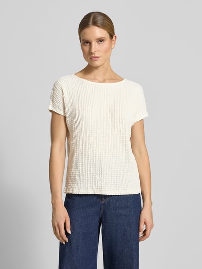 Frauenmodel trägt Relaxed Fit T-Shirt mit Strukturmuster von s.Oliver RED LABEL, unifarben, crinkle Material, Ganzkörperansicht von vorne.