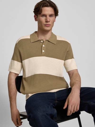 Mannenmodel draagt Regular Fit poloshirt uit puur katoen van Marc O'Polo Denim, tweekleurige look, labelpatch, polokraag, 3-knoopsluiting, korte mouw, knitwear, materiaal katoen, halfhoge vooraanzicht, Nahaufnahme Oberkörper.