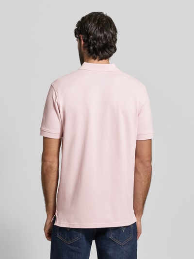 Mężczyznamodel nosi Regular Fit Poloshirt mit Stitching od Christian Berg Men z bawełny, listwa guzikowa, haft, długość tyłu 70 cm, Ganzkörperansicht Rückansicht.