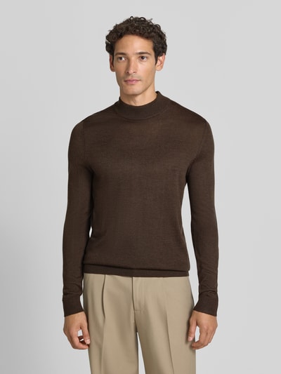 Männermodel trägt Regular Fit Turtleneck aus Woll-Mix von Christian Berg Men in Braun, langärmlig, gerippte Abschlüsse, Ganzkörperansicht von vorne.