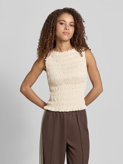 Modelka nosi Top mit Smok-Details und Rundhalsausschnitt von Jake*s Casual, mieszanka bawełny z dodatkiem streczu, dopasowany krój, okrągły dekolt, długość tyłu w rozmiarze 38: 51 cm, jasny odcień, marszczona tekstura, całkowity widok z przodu.