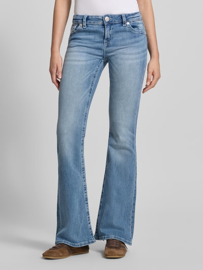 Frauenmodel trägt Flared Jeans im Used-Look Modell 'Poppy' von Gina Tricot, 5-Pocket-Design, Baumwoll-Mix mit Stretch-Anteil, Ganzkörperansicht von vorne.