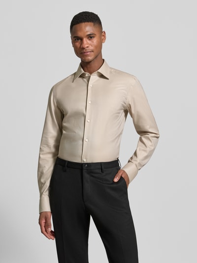 Männermodel trägt Slim Fit Businesshemd aus reiner Baumwolle Modell 'HANK' von BOSS, unifarben, Kentkragen, Ganzkörperansicht von vorne.