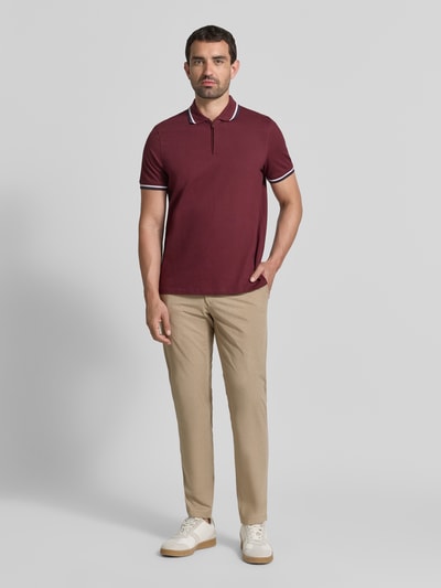 Männermodel trägt Gerade Hose Mit Viskose-Anteil Modell 'Phil P' von Brax in Beige, glatte Textur, Ganzkörperansicht von vorne, Herren Gerade Hose.