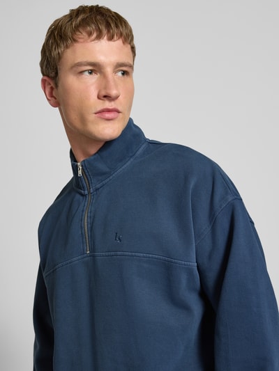Männermodel trägt Sweatshirt mit Reißverschluss Modell 'MARINA QUARTER ZIP' von Levi's®, reine Baumwolle, Regular Fit, Dunkelblau, Nahaufnahme Oberkörper.
