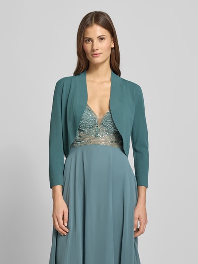 Vrouwenmodel draagt 'Bolero mit gerippten Abschlüssen' van Jake*s Cocktail, viscosemix, los model, geribde boorden, 3/4-mouwen, voorkant complete lichaamsaanzicht.