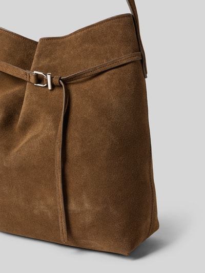 Produktfoto, Bucket Bag mit Tragehenkel von Mango aus braunem Rindsleder mit Hauptfach, Magnetverschluss und Reißverschluss-Innenfach, Maße 30x32x13 cm, Schulterriemen 78 cm, samtige Textur und schlichte Form.