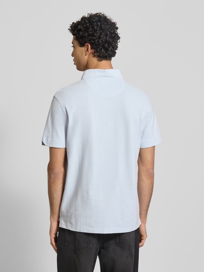 Mannelijk model draagt Regular Fit Poloshirt uit puur katoen van Replay, polokraag, labelstitching, korte mouw, ruglengte maat M 73 cm. Ganzkörperansicht Rückansicht.