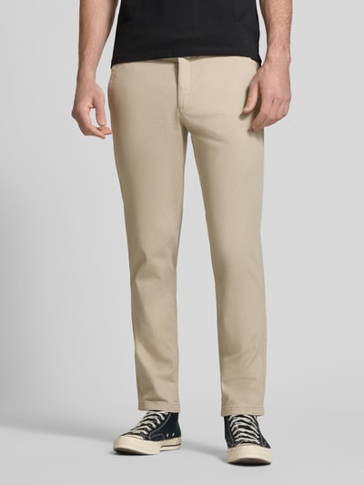Männermodel trägt Slim Fit Stoffhose mit abnehmbaren Gürtel Modell 'Marco' von JACK & JONES, Baumwoll-Mix, Eingrifftaschen, Ganzkörperansicht von vorne.