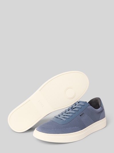 Produktfoto, Low Top Sneaker mit Echtleder-Besatz Modell 'KIERAN' von BOSS, Optik: Unifarben, Schuhspitze: Rund, Absatzform: Flach, Applikation: Label-Schriftzug, Verschluss: Schnürung, strukturierte Sohle, blaue Oberfläche mit glatter Textur und weißen Details.