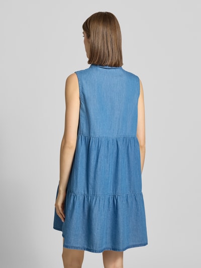 Frauenmodel trägt Ausgestelltes Jeanskleid aus Baumwoll-Lyocell-Mix Modell 'BEA SIESTA' von Only in Denim-Optik, Knielang, Hochgeschlossen, Ohne Ärmel, Knopfleiste, Ganzkörperansicht Rückansicht.