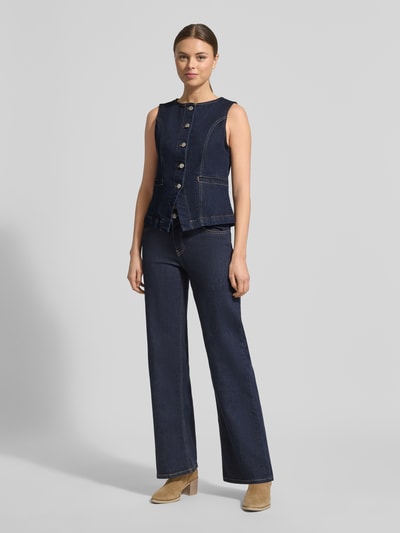 Frauenmodel trägt Weste mit Knopfleiste Modell 'KIMBERLY' von Soyaconcept aus Baumwoll-Mix mit Stretch-Anteil, Denim-Optik, Regular-Fit, Rundhalsausschnitt und Eingrifftaschen, dunkles Blau, strukturierte Textur, Ganzkörperansicht von vorne.